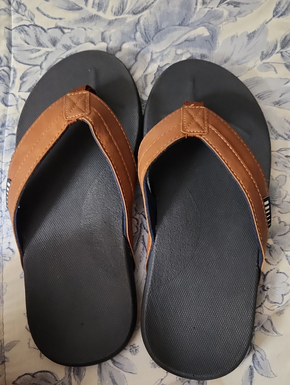 NWOT Alpine Swiss men's leather flip flops, size 8